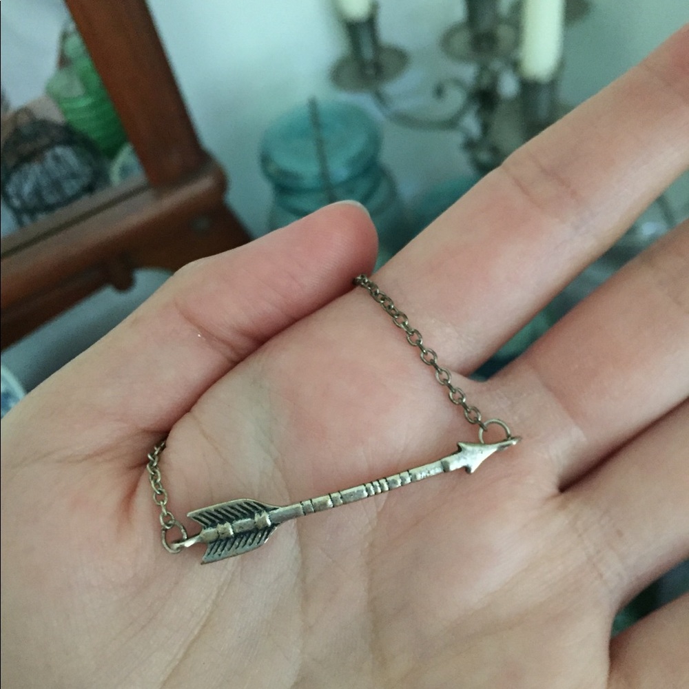 Silver arrow necklace